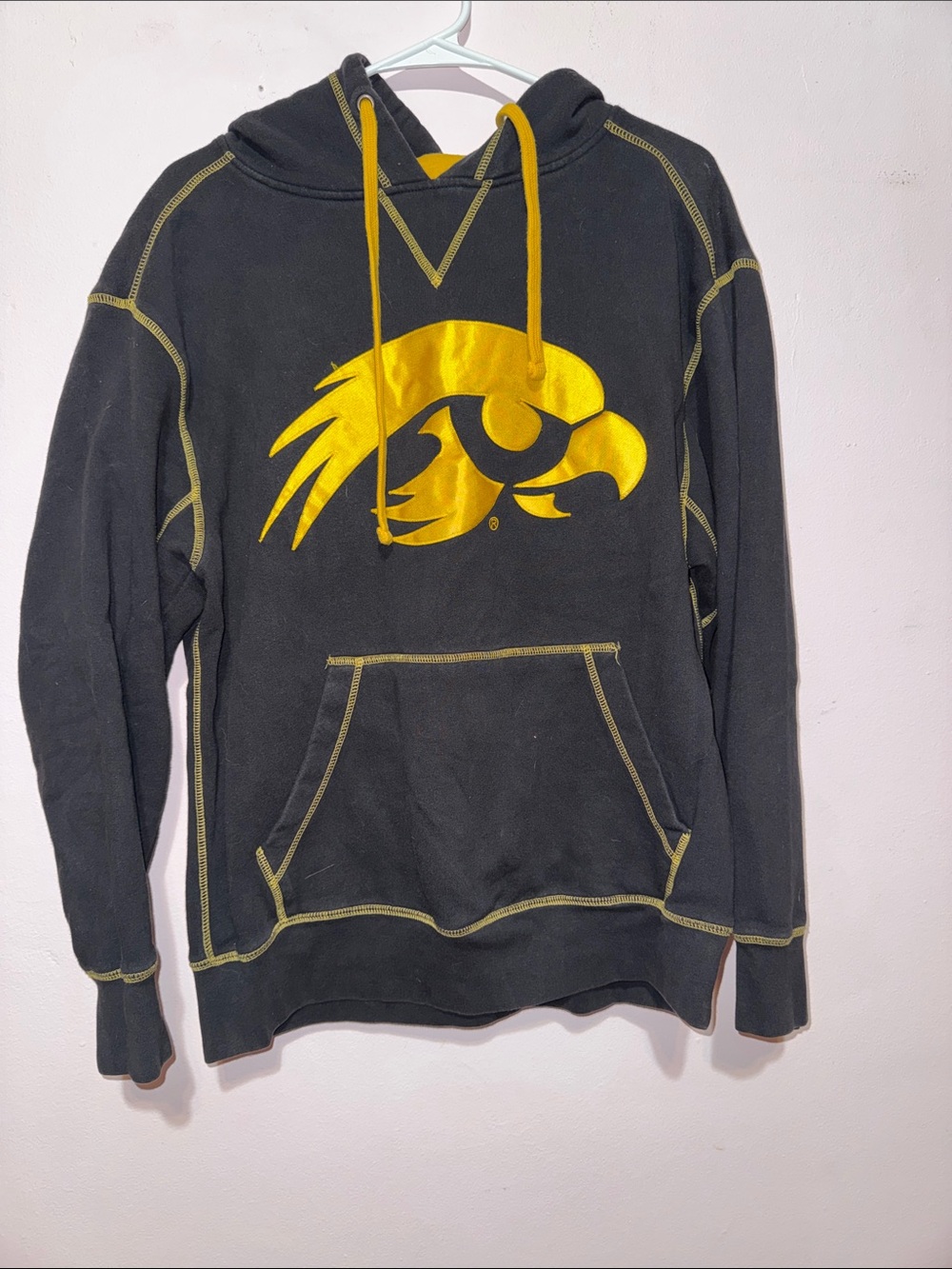 Sporto Black Hoodie with Hawkeye Emblem